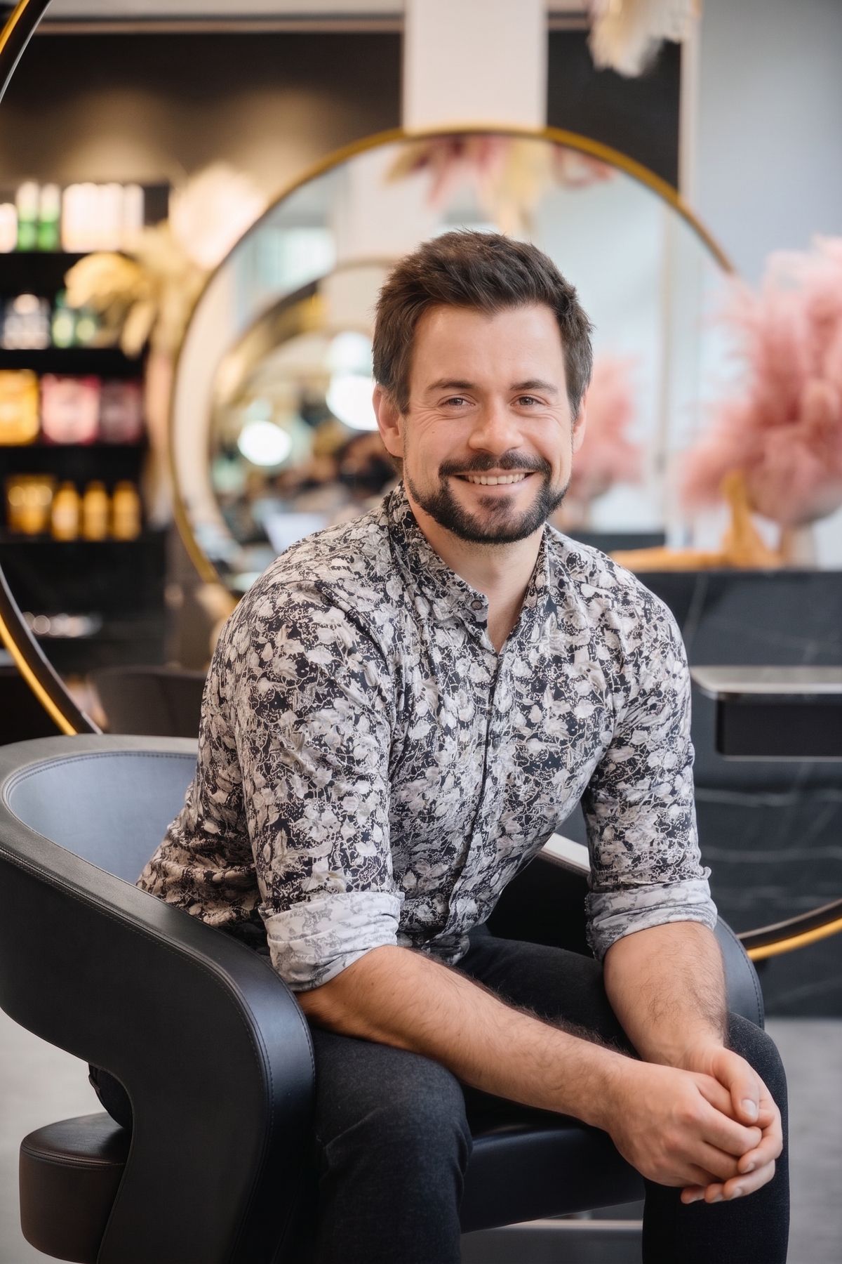 Robert Ducherow im Salon vor goldenem Spiegel